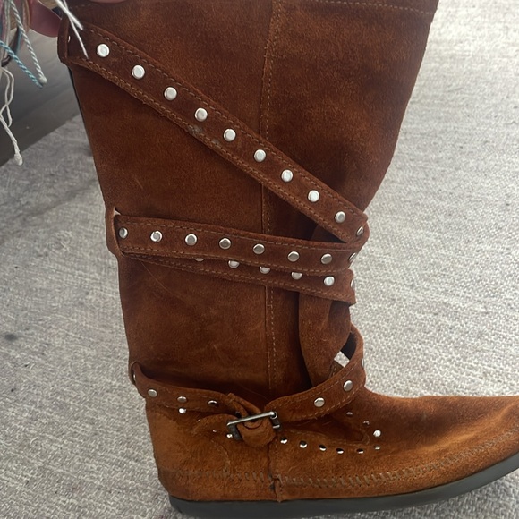 Minnetonka moccasin flat boots. Size 8. Worn maybe once. Great condition - Picture 2 of 6